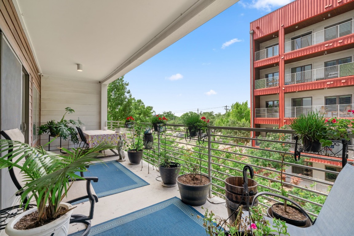 4361 South Congress Avenue, Unit 237 Austin, TX 78745 - Photo 18 of 28 a living room filled with furniture and a potted plant