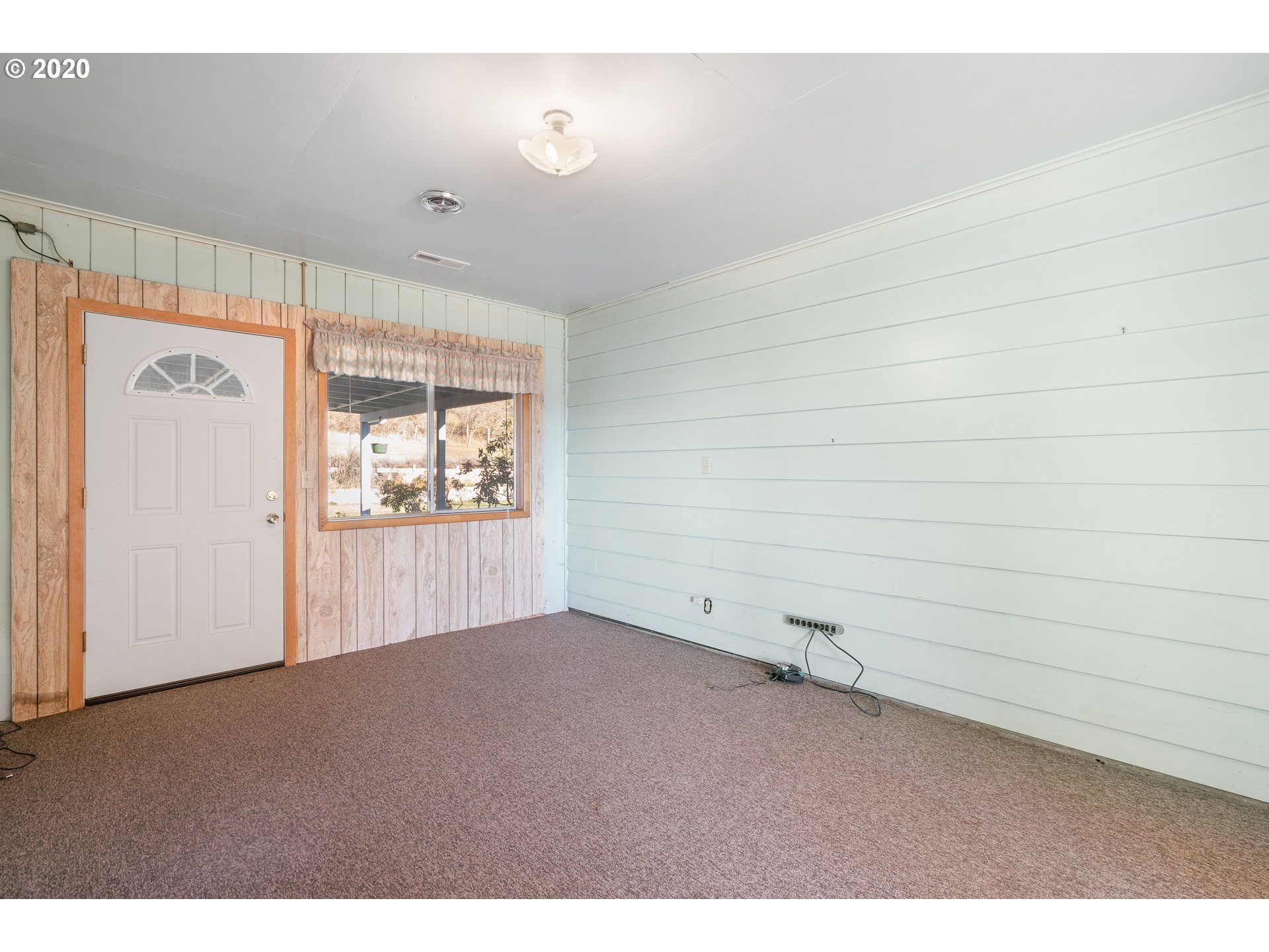26025 Northeast North Valley Road Newberg, OR 97132 - Photo 12 of 32 Gallery Image 12