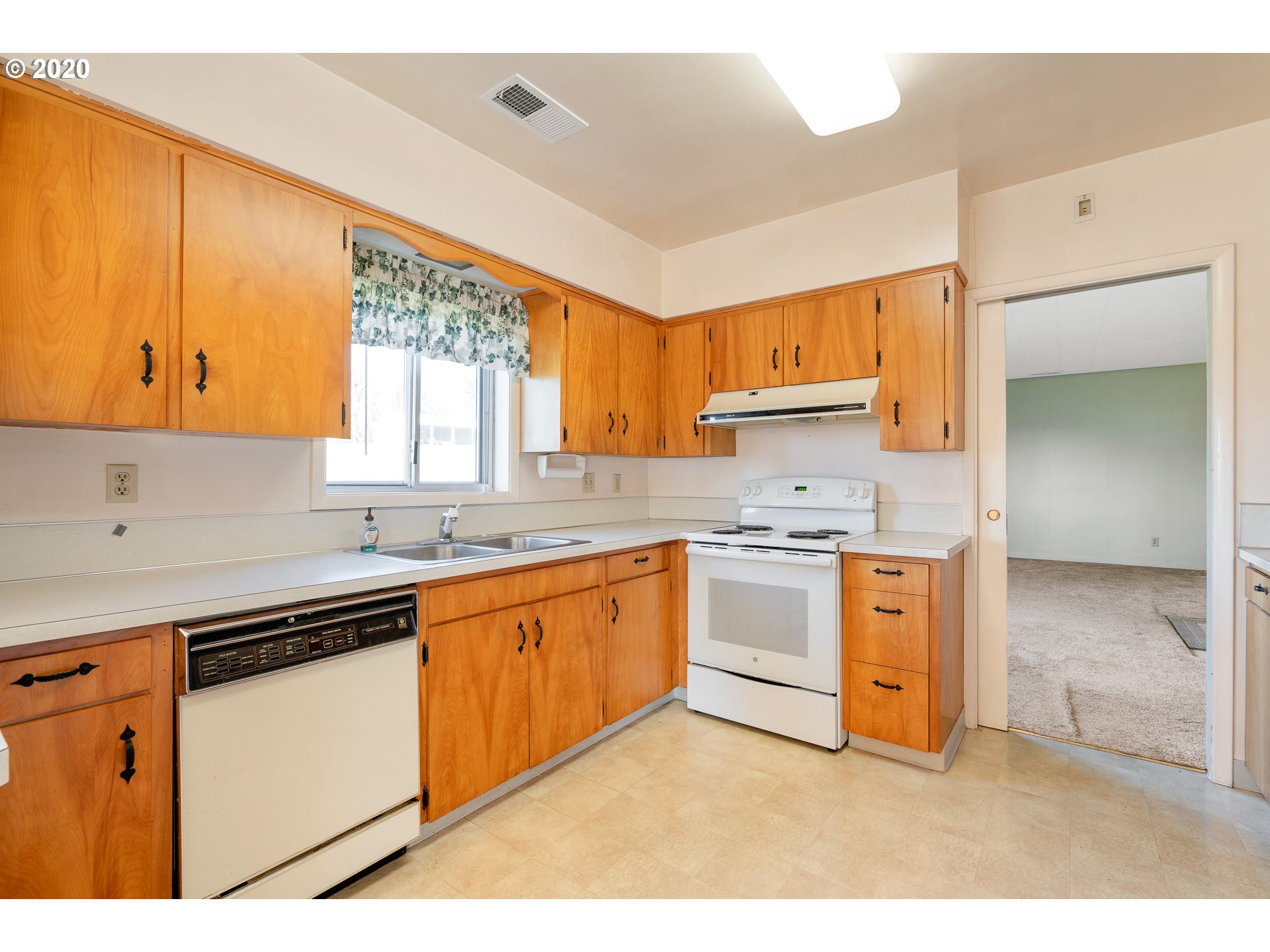 26025 Northeast North Valley Road Newberg, OR 97132 - Photo 13 of 32 Gallery Image 13