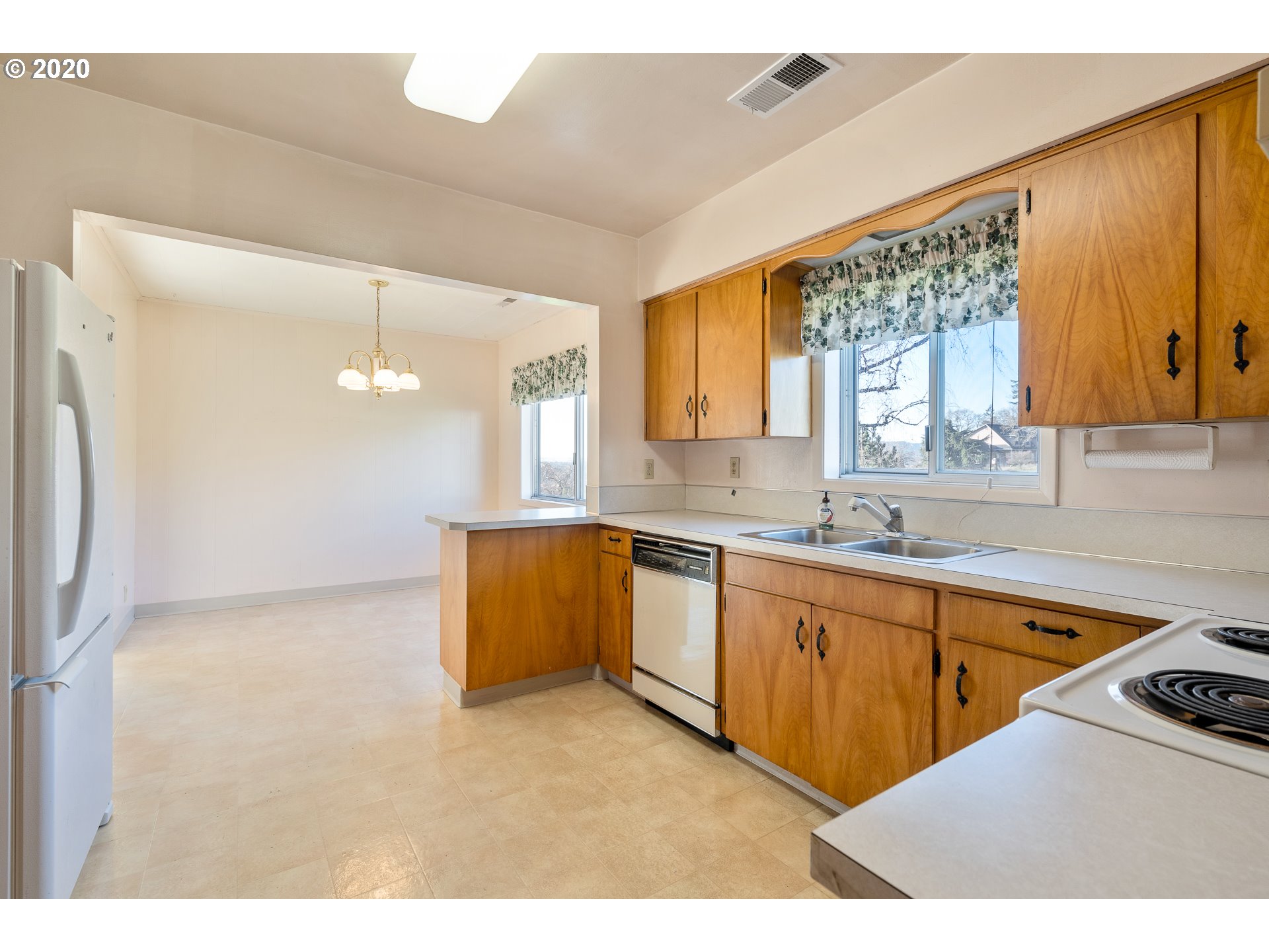 26025 Northeast North Valley Road Newberg, OR 97132 - Photo 14 of 32 Gallery Image 14