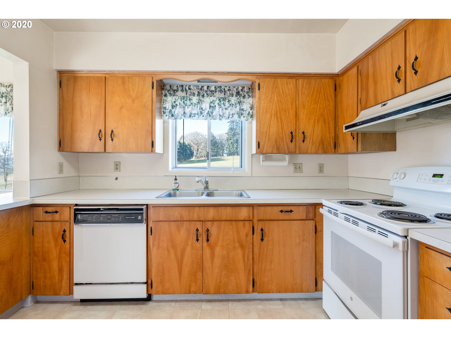 26025 Northeast North Valley Road Newberg, OR 97132 - Photo 15 of 32 Gallery Image 15