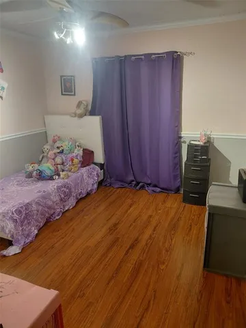 a bed room with a bed