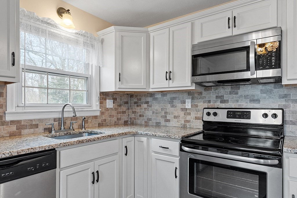 81 Surrey Road Springfield, MA 01118 - Photo 15 of 27