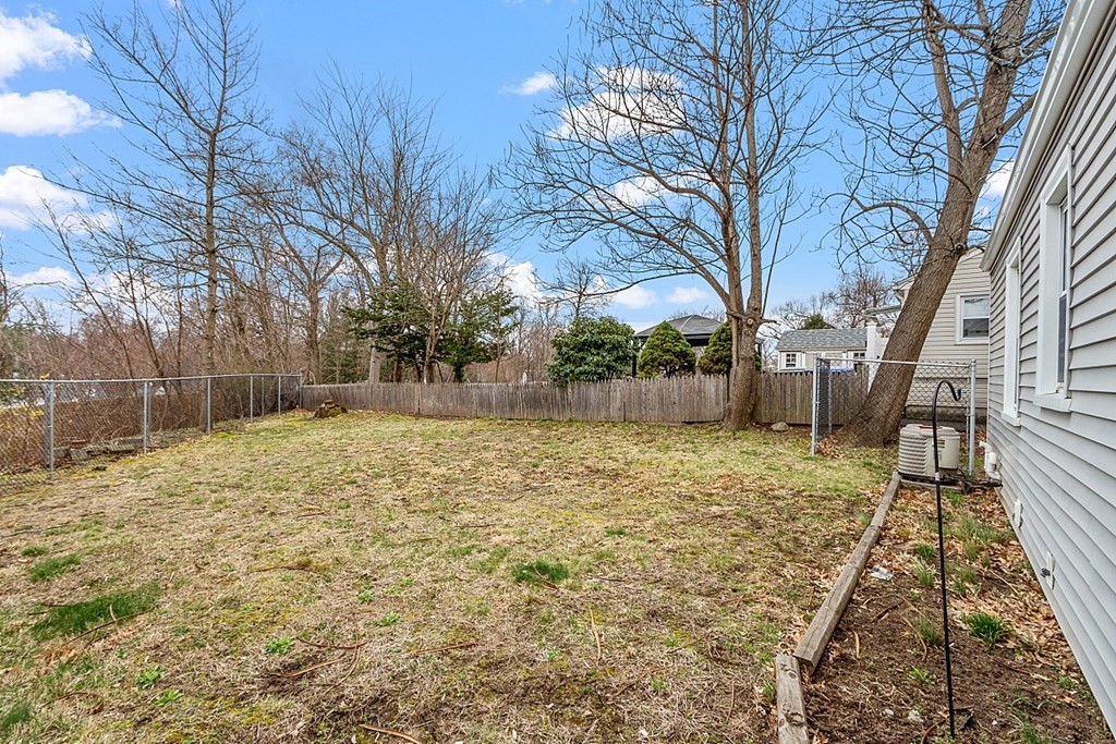 81 Surrey Road Springfield, MA 01118 - Photo 3 of 27