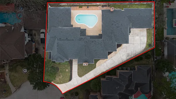 a view of a livingroom with furniture and closet