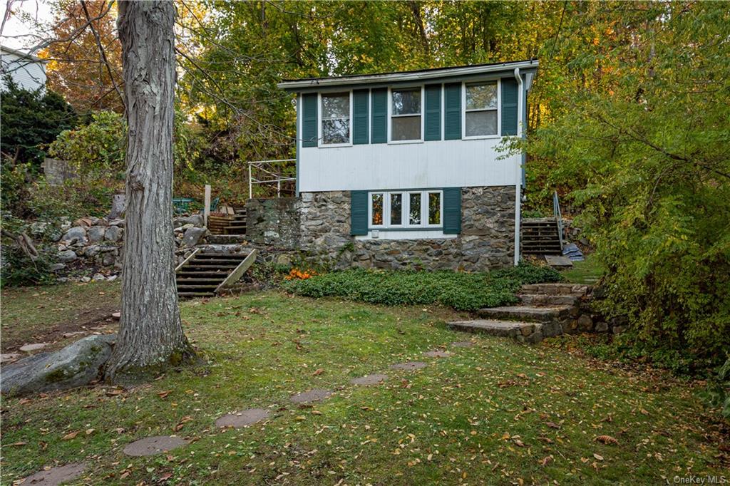 Recently renovated stone and wood paneled 2 bedroom, 1 bath cottage with beach rights to Putnam Lake.