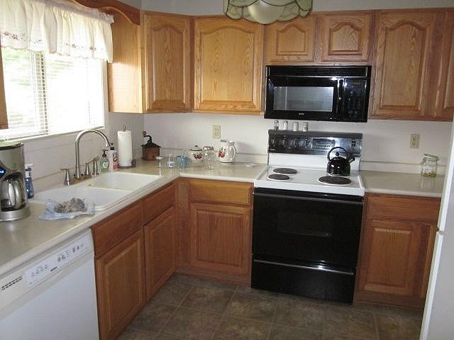 106 Newport Road Lake Summerset, IL 61019 - Photo 2 of 17 a kitchen with a sink stove and microwave