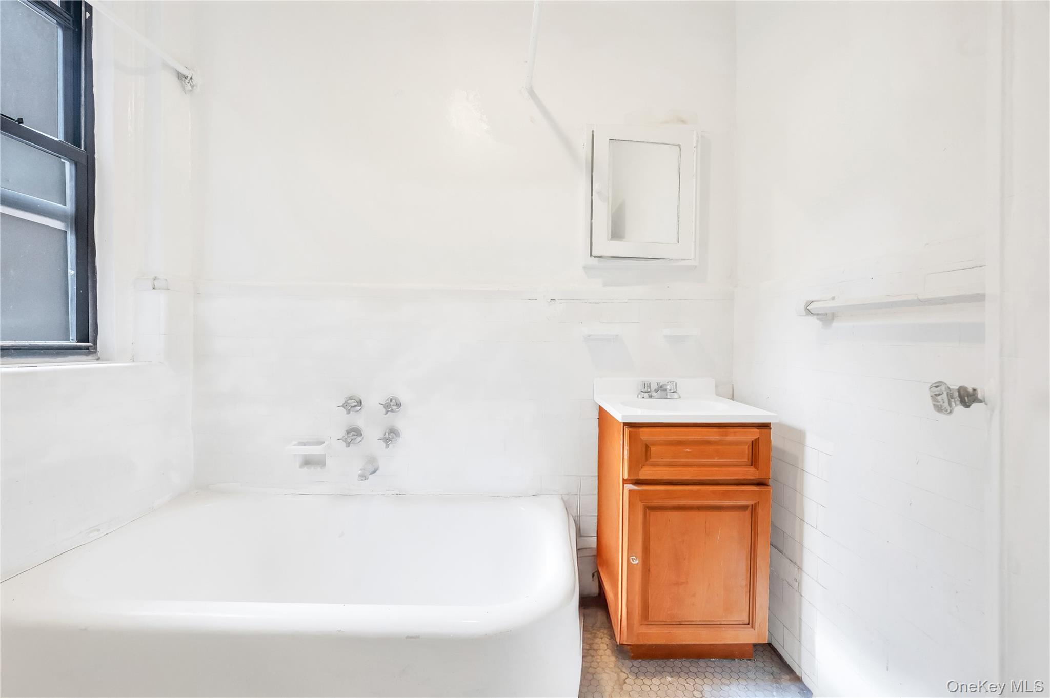 3152 Hull Avenue Bronx, NY 10467 - Photo 12 of 35 a bathroom with a bathtub