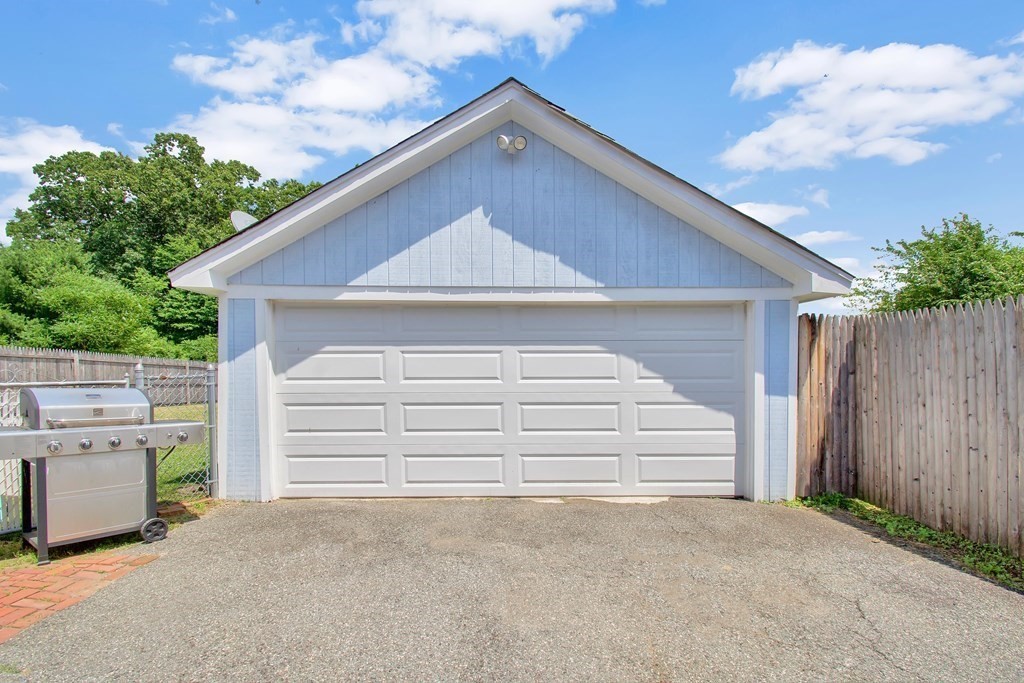 43 Barrison Street Springfield, MA 01109 - Photo 2 of 32