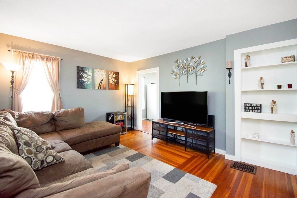 43 Barrison Street Springfield, MA 01109 - Photo 4 of 32