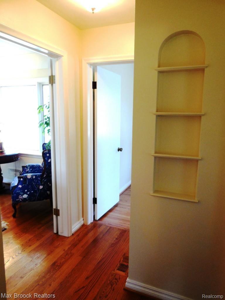 82 Maplefield Road Pleasant Ridge, MI 48069 - Photo 15 of 26 Bedroom Hallway
