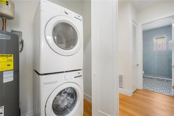 a view of a bedroom with washer and dryer