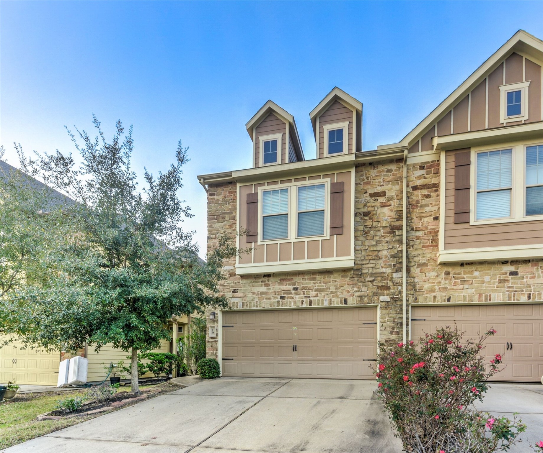 19 Cheswood Manor Court The Woodlands, TX 77382 - Photo 2 of 37 front view of a house