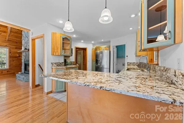 a view of a kitchen and kitchen island