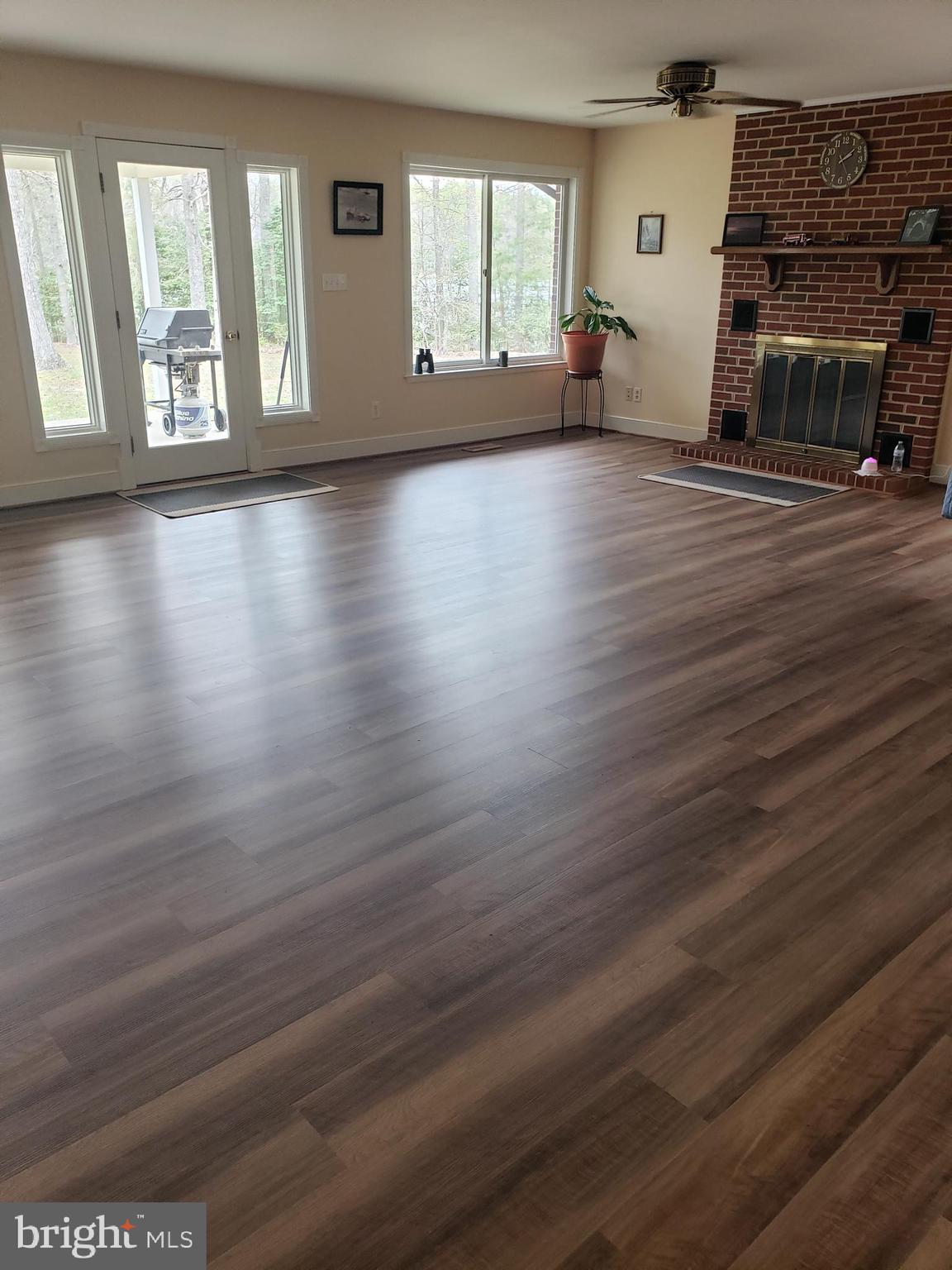 19633 Tower Hill Road Leonardtown, MD 20650 - Photo 15 of 38 Huge family room with insert