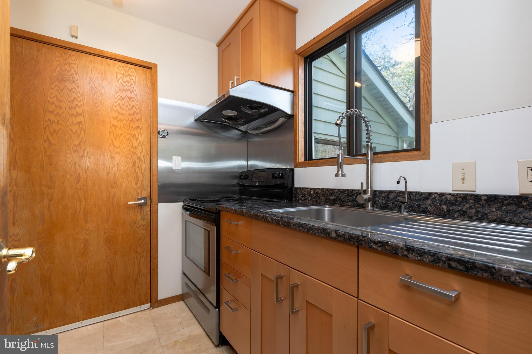 513 Springvale Road Great Falls, VA 22066 - Photo 11 of 95 Accessary kitchen