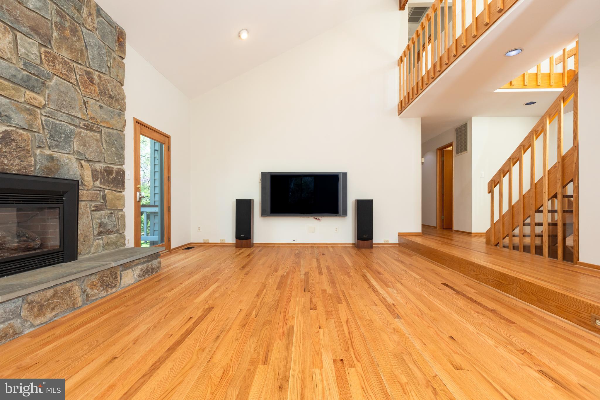 513 Springvale Road Great Falls, VA 22066 - Photo 20 of 95 Living room