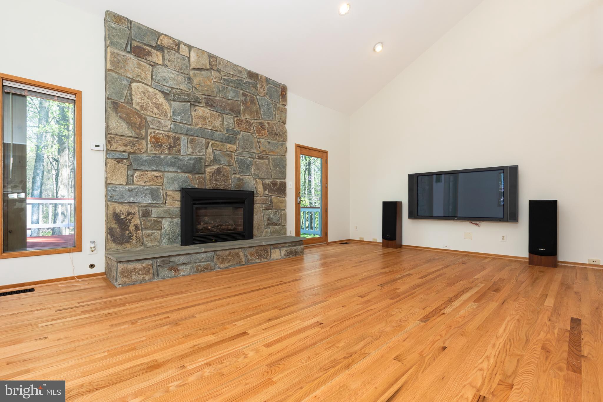 513 Springvale Road Great Falls, VA 22066 - Photo 21 of 95 Living room