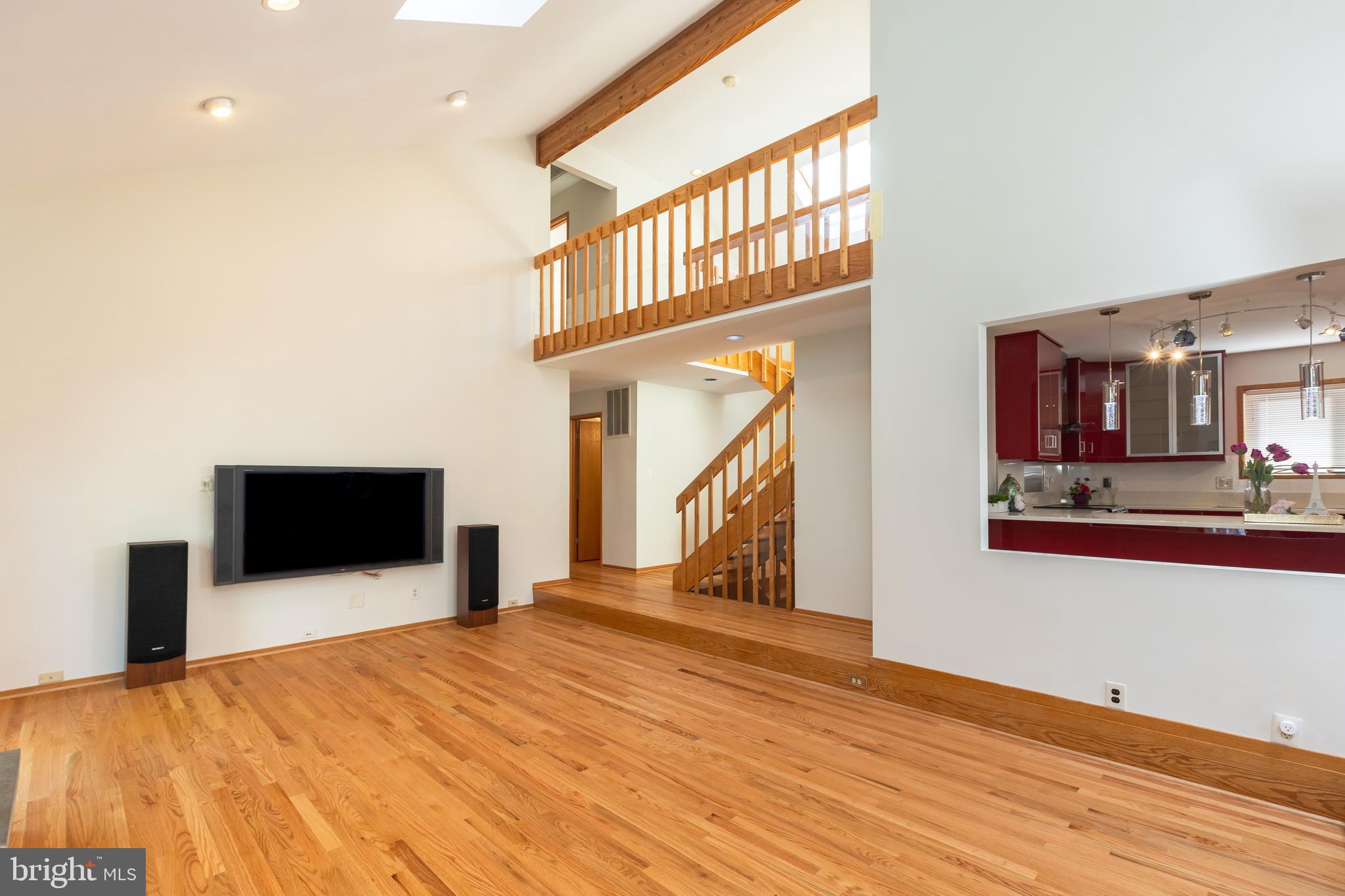 513 Springvale Road Great Falls, VA 22066 - Photo 26 of 95 Living room