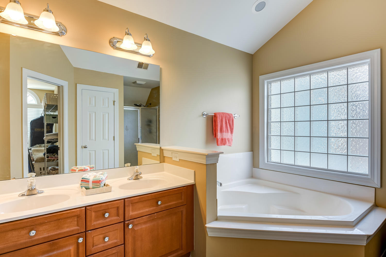 9209 Creedmore Road Summerville, SC 29485 - Photo 16 of 27 Huge Master Bath w/Vaulted Ceiling