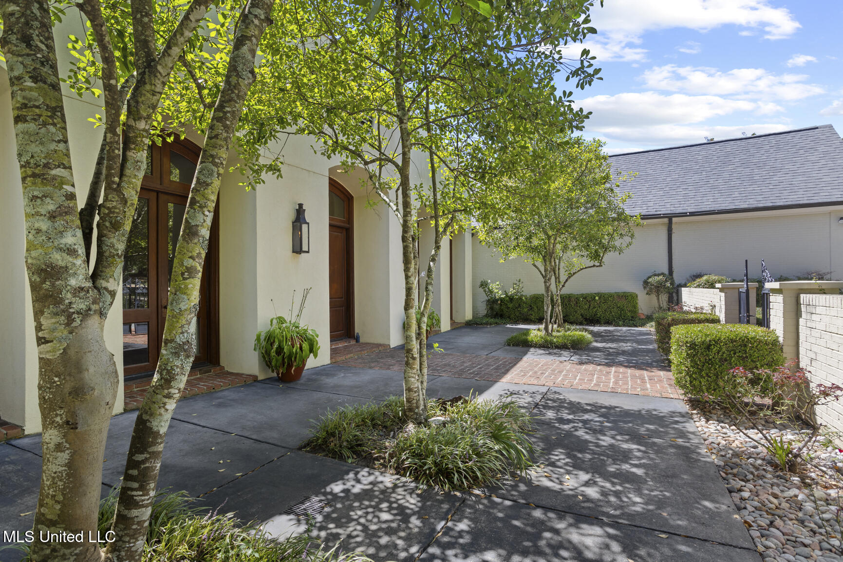 105 Bridgeview Circle Ridgeland, MS 39157 - Photo 9 of 49 Front courtyard