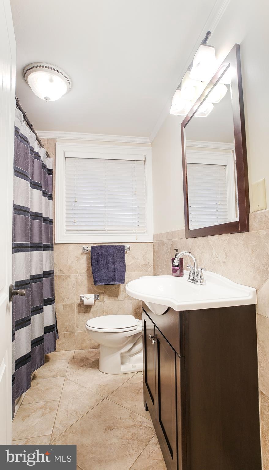 2026 Berkley Road Norristown, PA 19403 - Photo 16 of 31 Hall bath with jetted tub