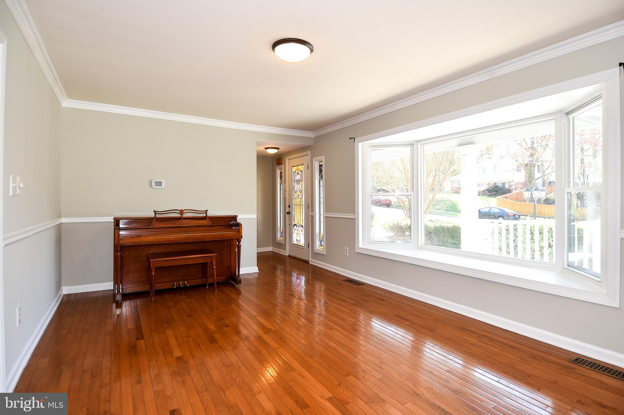6436 Bowie Drive Springfield, VA 22150 - Photo 6 of 49 Light and bright living room