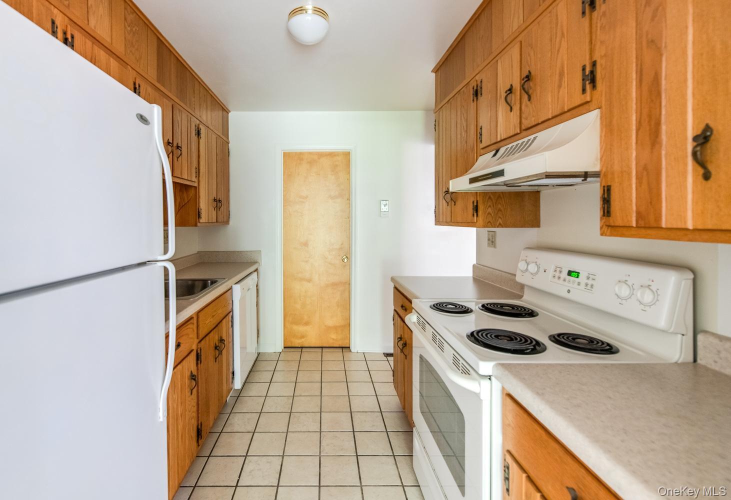 21 Topaz Run Poughkeepsie, NY 12603 - Photo 8 of 26 Solid wood cabinetry