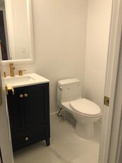 392 Mansfield I Boca Raton, FL 33434 - Photo 8 of 11 392 guest bath