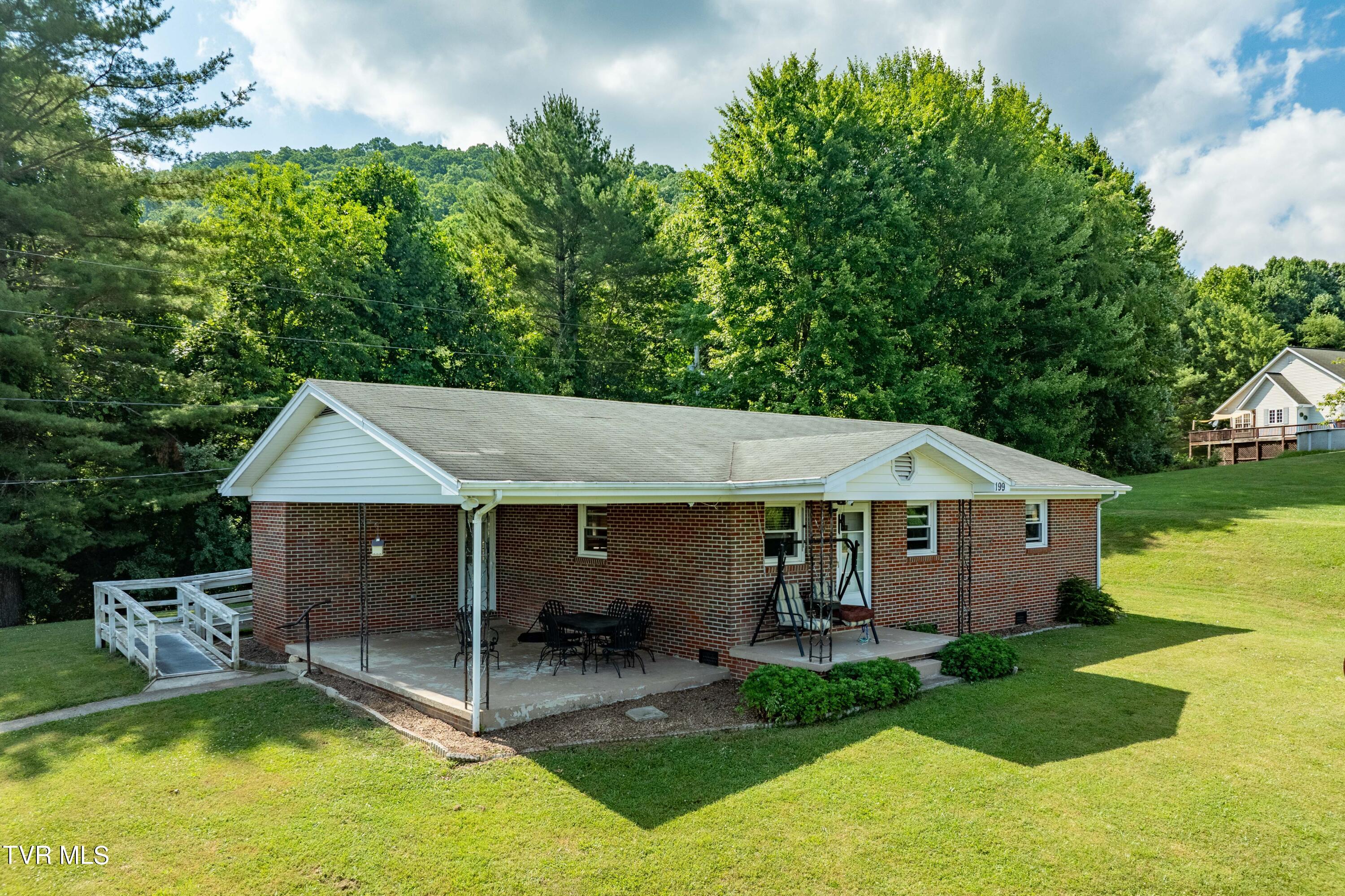 199 Crowder Road Mountain City, TN 37683 - Photo 5 of 58 199 Crowder Road (13 of 59)