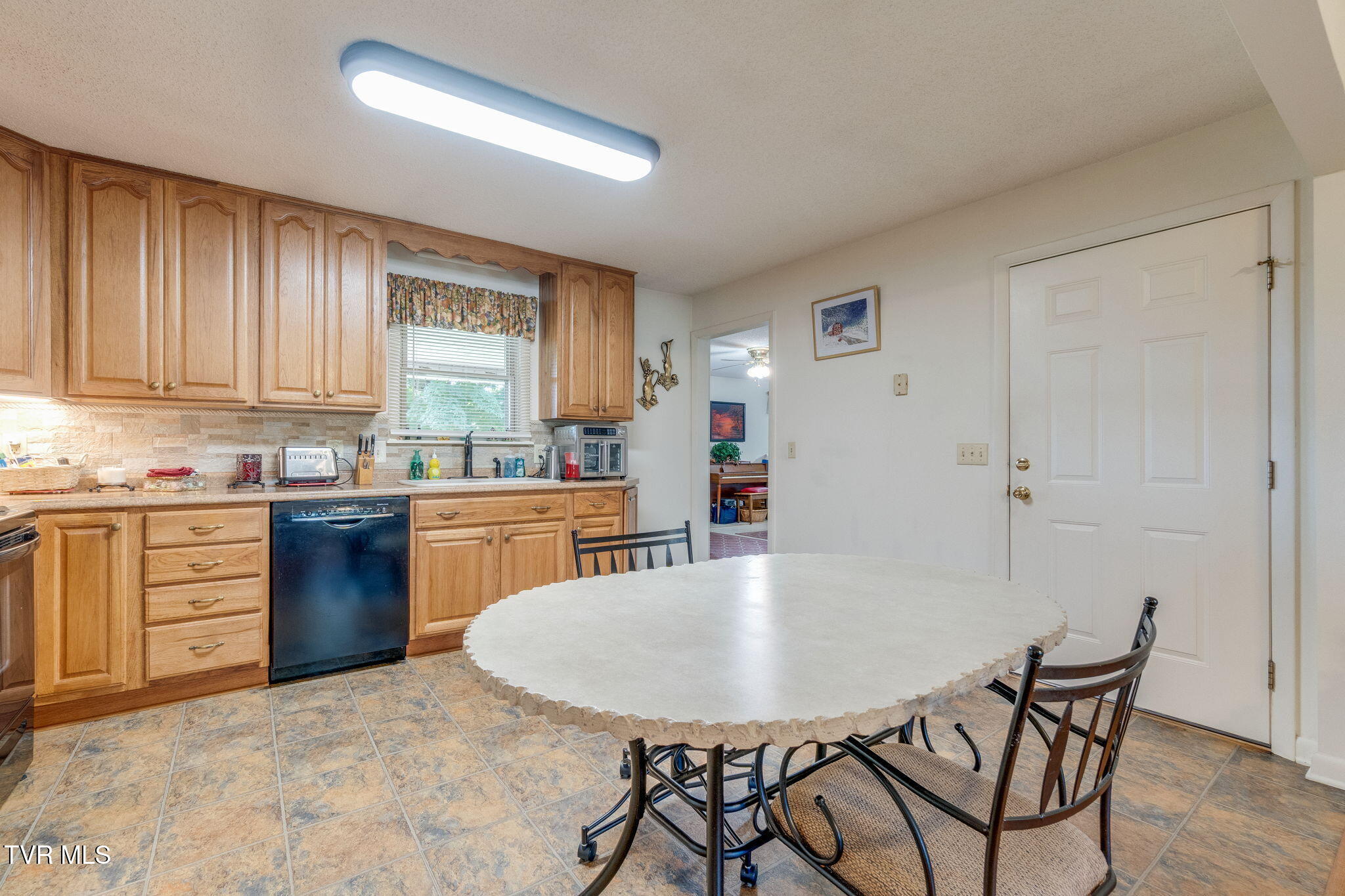 227 Highfield Road Bristol, TN 37620 - Photo 16 of 39 016