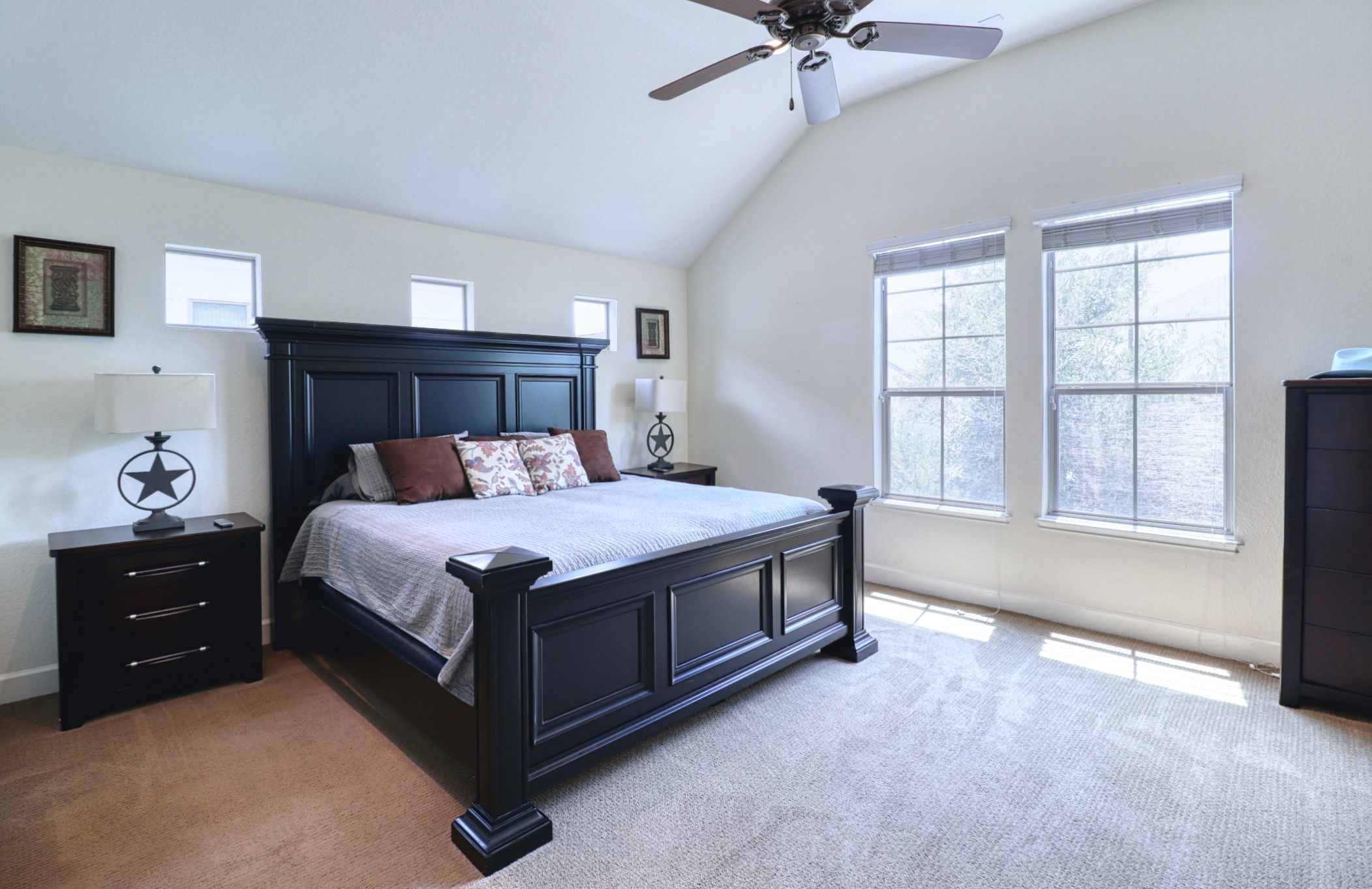 904 Patterson Street Houston, TX 77007 - Photo 24 of 30 a bedroom with a bed and a window