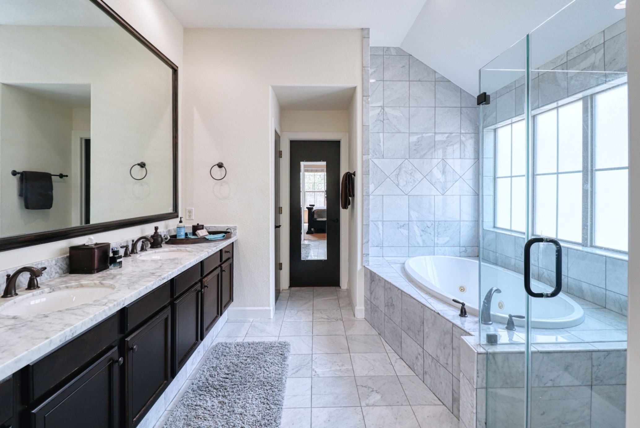 904 Patterson Street Houston, TX 77007 - Photo 26 of 30 a bathroom with a tub sink and mirror