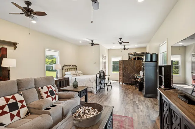 $549,900 | 4215 Hampshire Pike, Hampshire, TN 38461