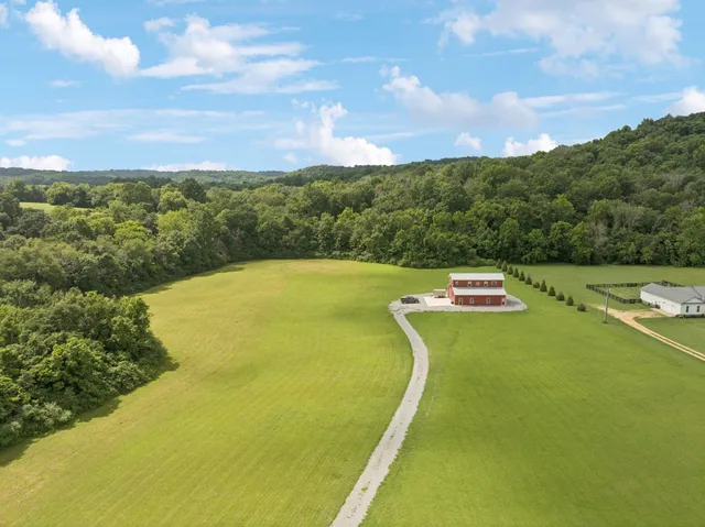 $549,900 | 4215 Hampshire Pike, Hampshire, TN 38461