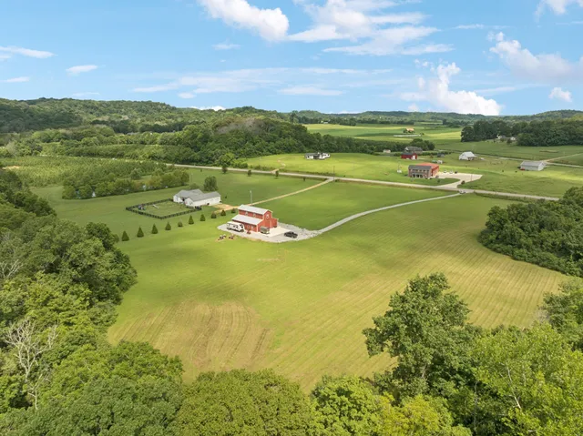 $549,900 | 4215 Hampshire Pike, Hampshire, TN 38461