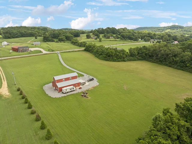 $549,900 | 4215 Hampshire Pike, Hampshire, TN 38461