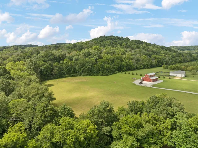 $549,900 | 4215 Hampshire Pike, Hampshire, TN 38461