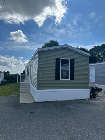 a view of back yard of the house