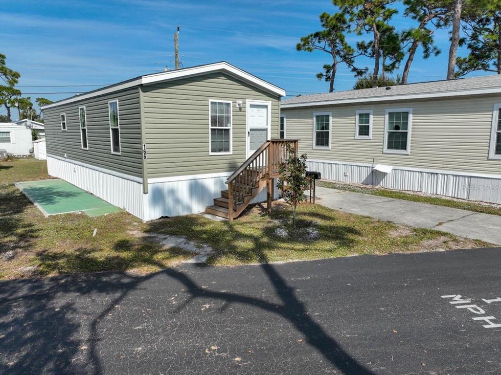 a view of a house with a yard