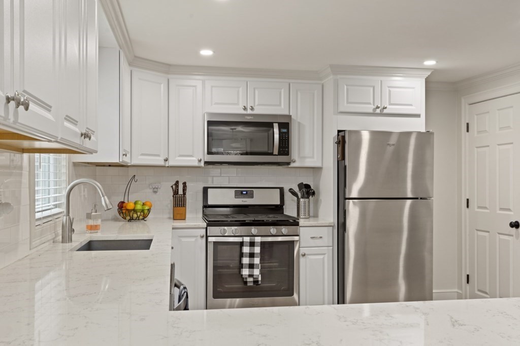 19 Warren Avenue Saugus, MA 01906 - Photo 11 of 41