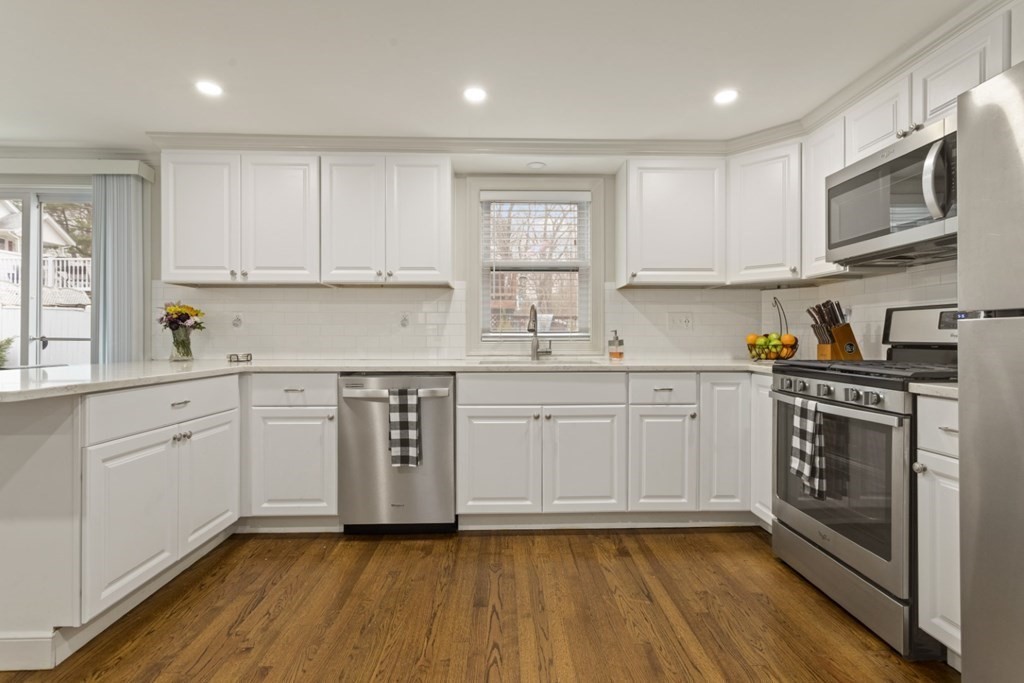 19 Warren Avenue Saugus, MA 01906 - Photo 9 of 41