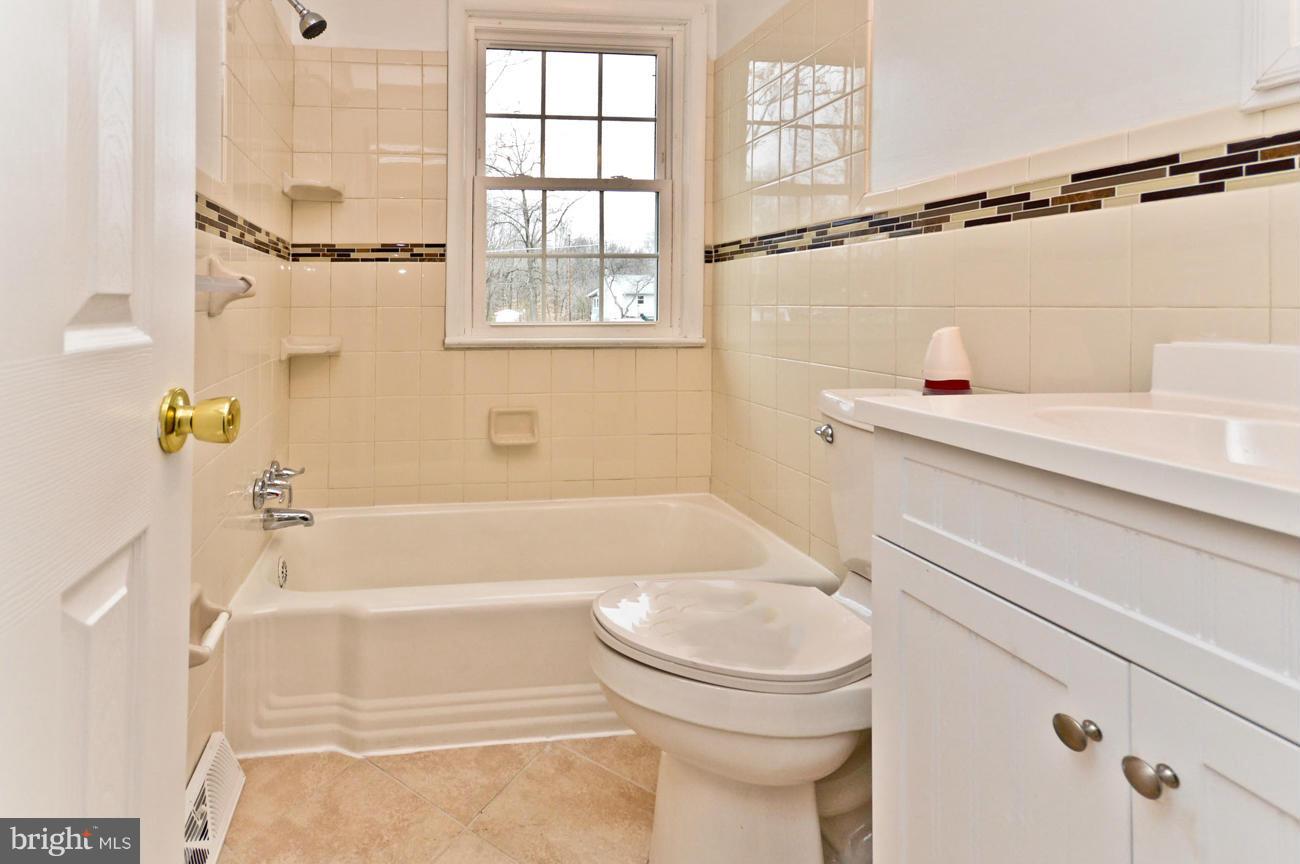14302 Duckett Road Brandywine, MD 20613 - Photo 15 of 25 Full bath main level