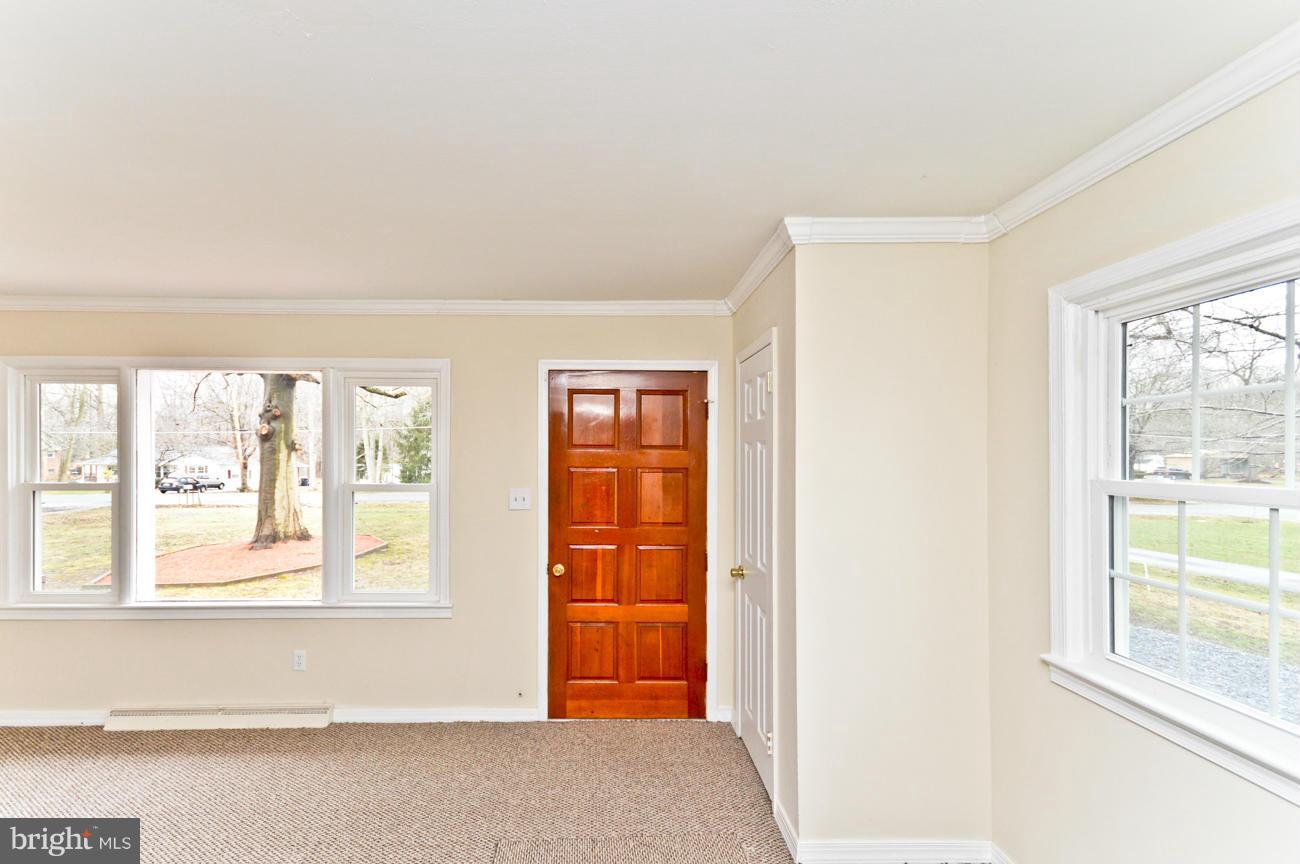 14302 Duckett Road Brandywine, MD 20613 - Photo 4 of 25 Living Room