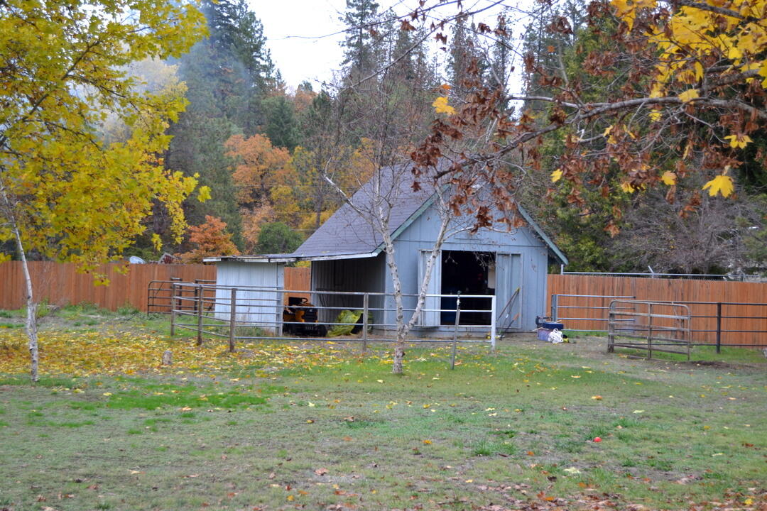 350 Connie Lane Merlin, OR 97532 - Photo 29 of 37 Barn/workshop