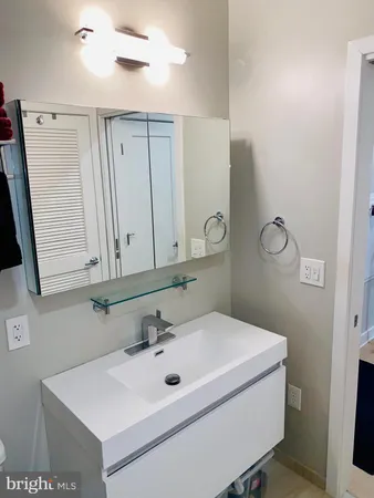 $1,700 | 989 South Buchanan Street, Unit 423, Arlington, VA 22204
