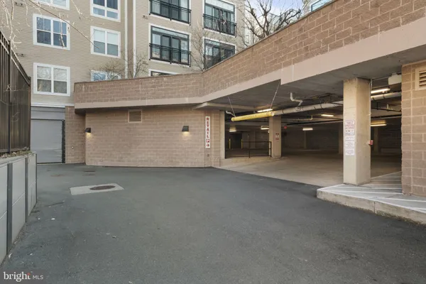 $1,700 | 989 South Buchanan Street, Unit 423, Arlington, VA 22204