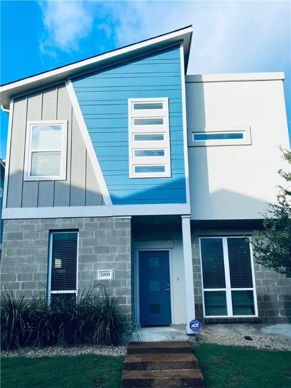 a view of a house with backyard and garden