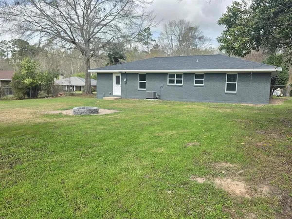 a view of a house with a backyard