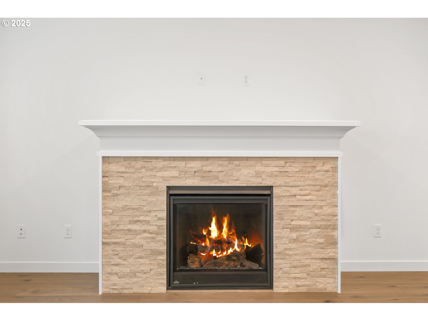 41900 Deschutes Avenue, Unit 81B Sandy, OR 97055 - Photo 11 of 33 a living room with a fireplace